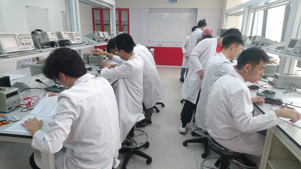 Situasi Kerja Laboratorium CSE